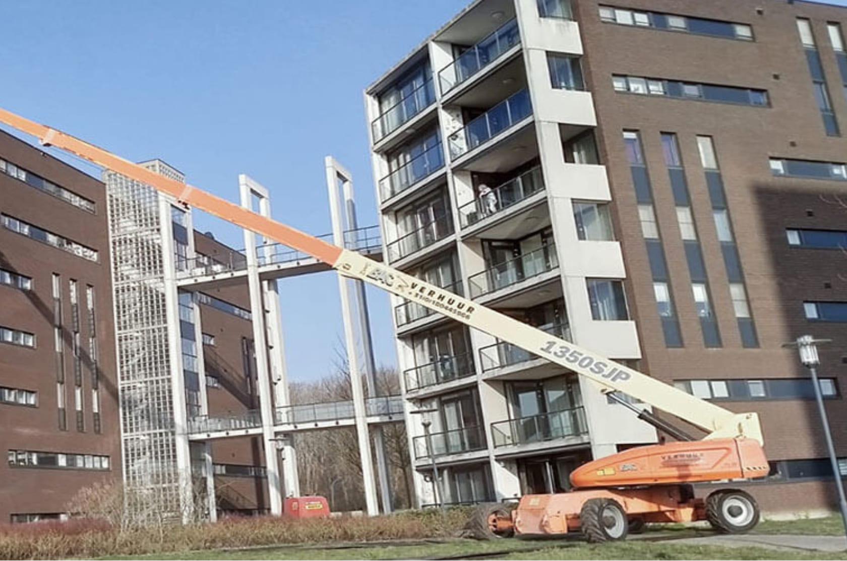 Gevelreiniging bij VVE gebouw in Goes