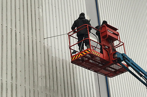 Damwand wordt gereinigd